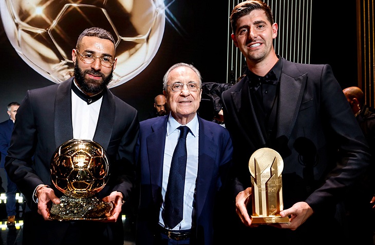 Benzema, Florentino Pérez y Courtois. @francefootball