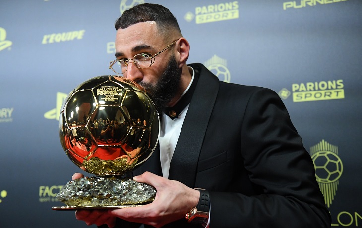 Karim Benzema con el Balón de Oro. @francefootball