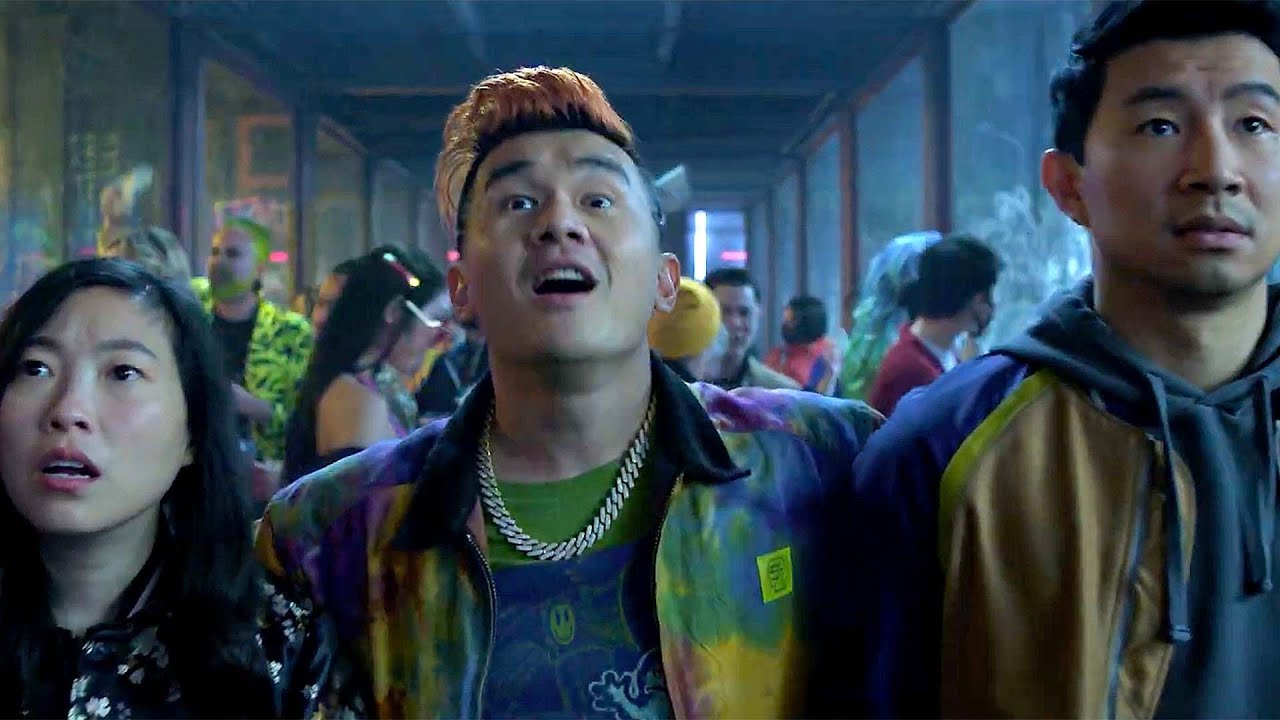 Ronny Chieng junto a Simu Liu y Awkwafina. / IMDB