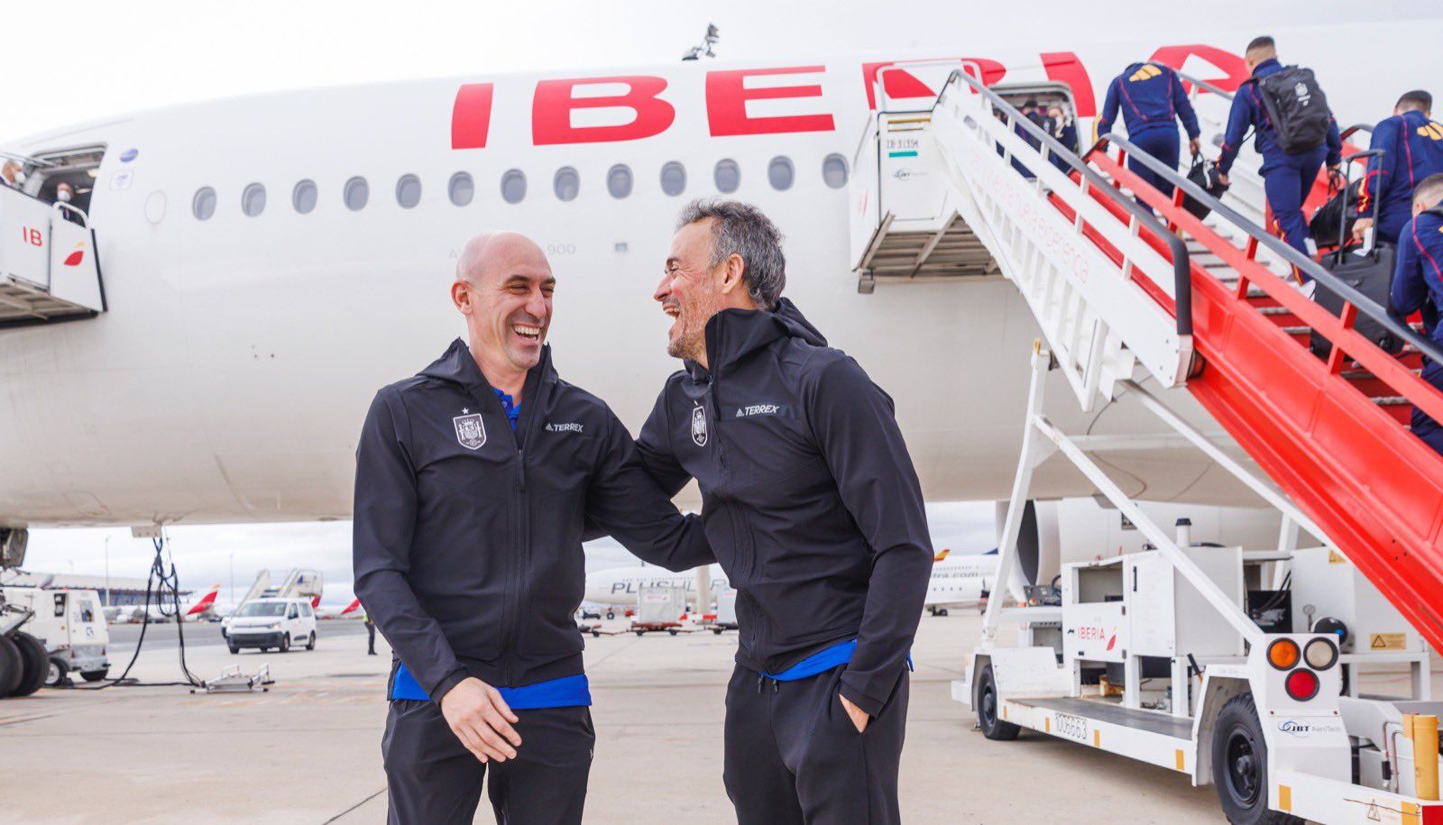 Luis Rubiales y Luis Enrique bajando del avión de la Selección. / Foto: @SEFutbol
