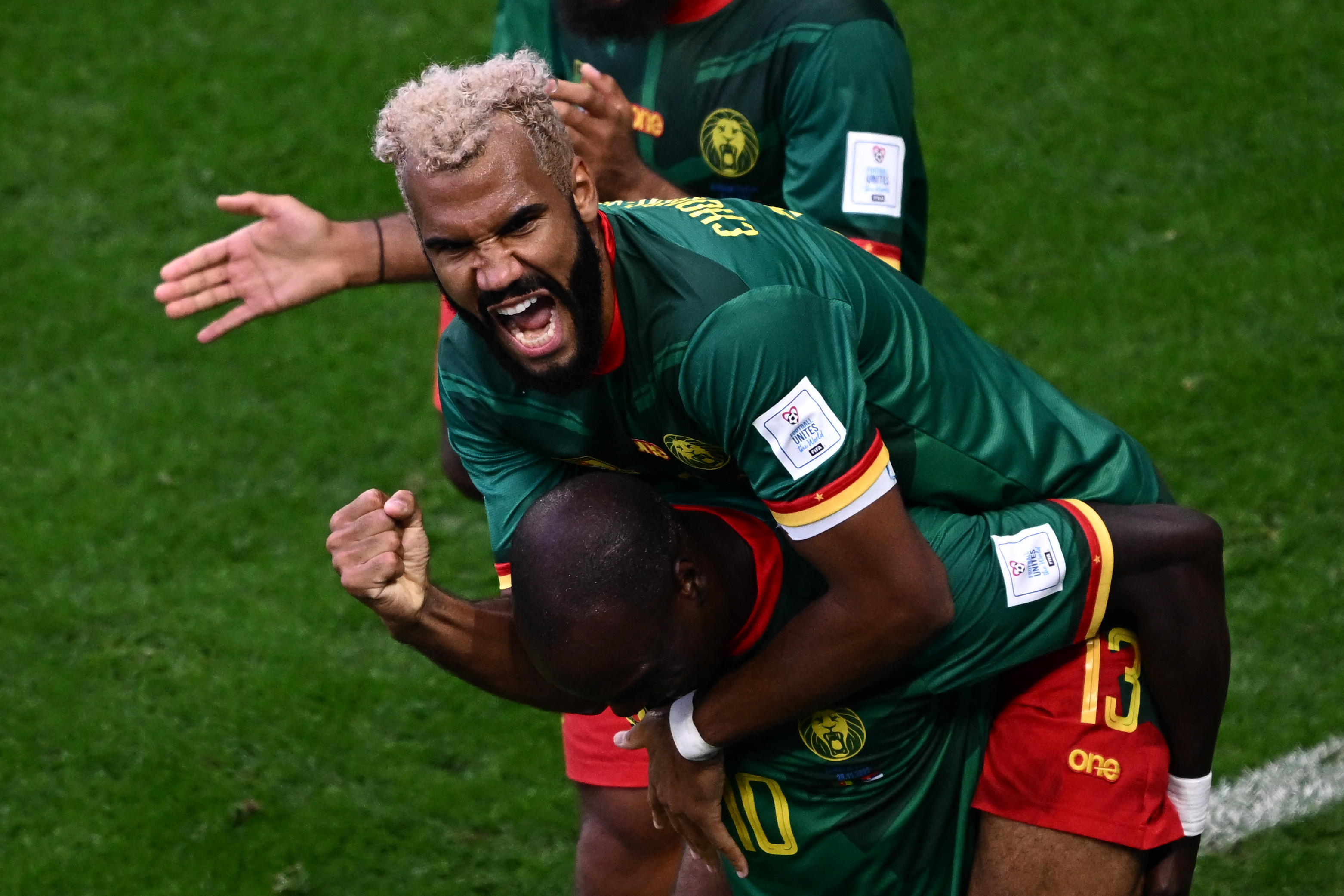 Aboubakar y Choupo-Moting celebrando un gol frente a Serbia. / @fifaworldcup