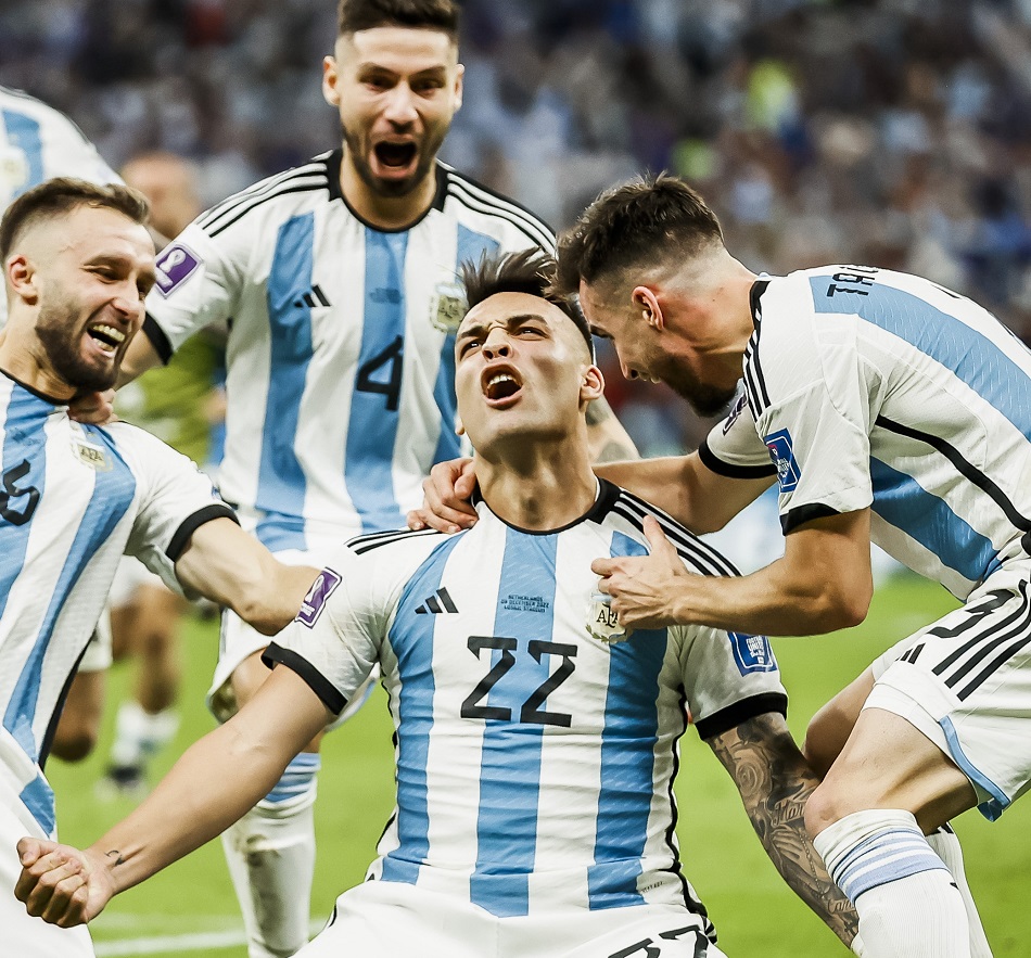 Lautaro Martínez, celebra con sus compañeros. @fifaworldcup_es