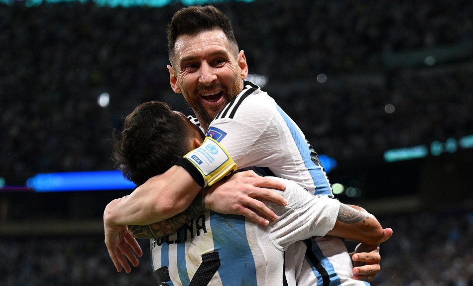 Messi celebra con Nahuel Molina. @fifaworldcup_es