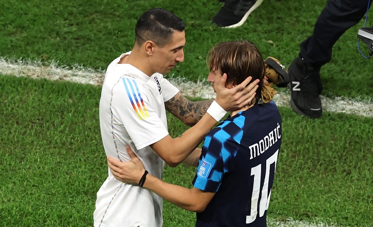 Ángel Di María consuela a Luka Modric. @fifaworldcup_es