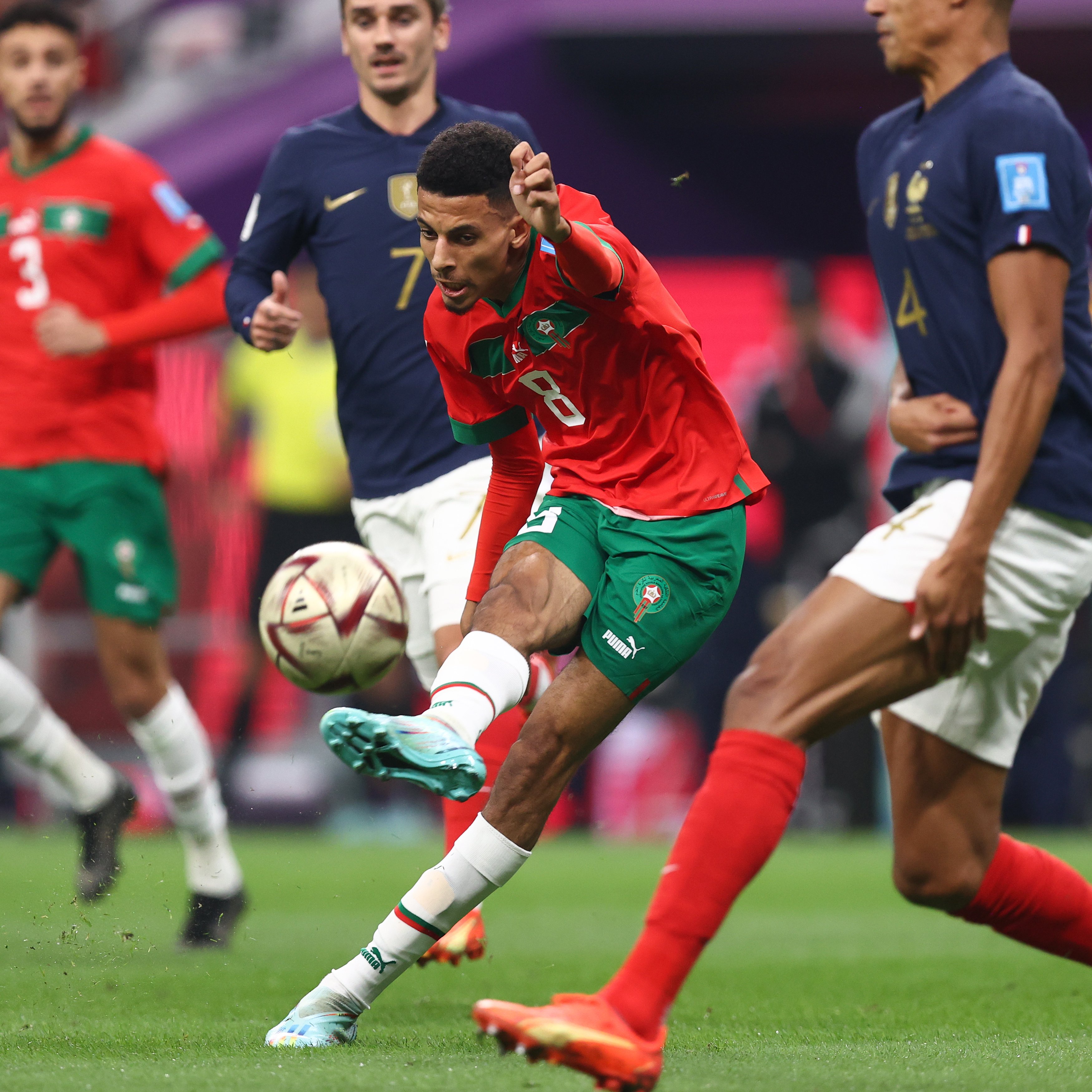Ounahi golpeando el esférico. / @fifaworldcup_es