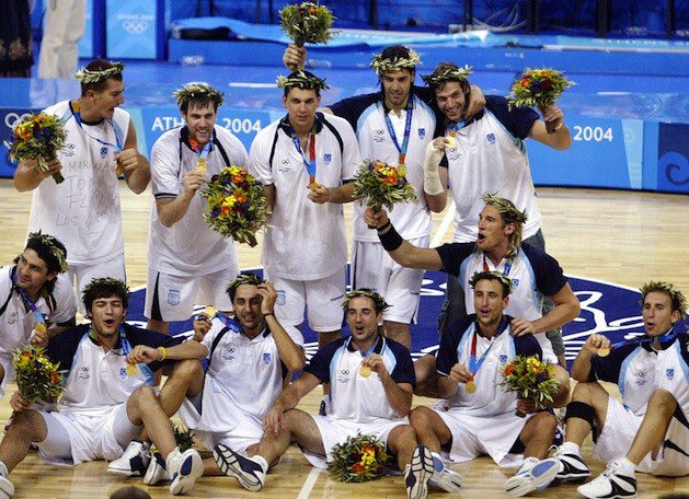La selección argentina de baloncesto con el oro olímpico. / @mundiario
