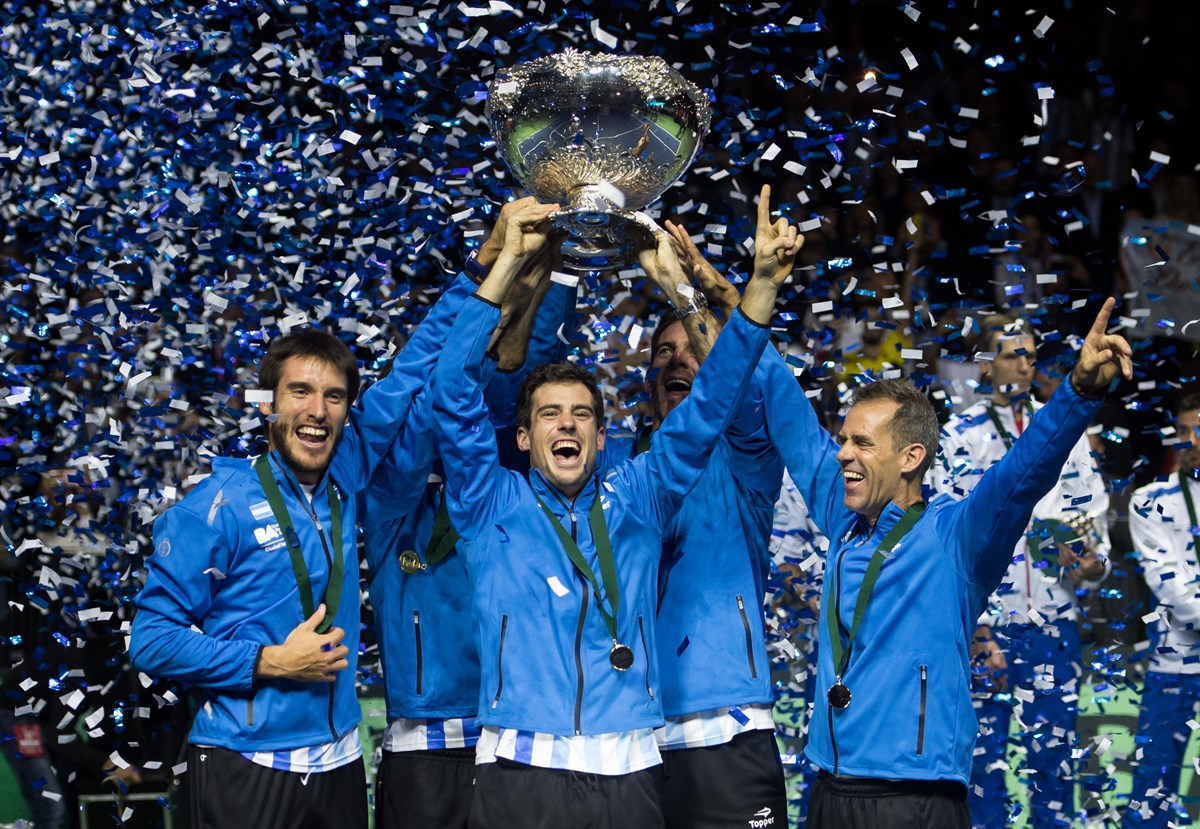 Argentina levantando la Copa Davis. / @mundiario