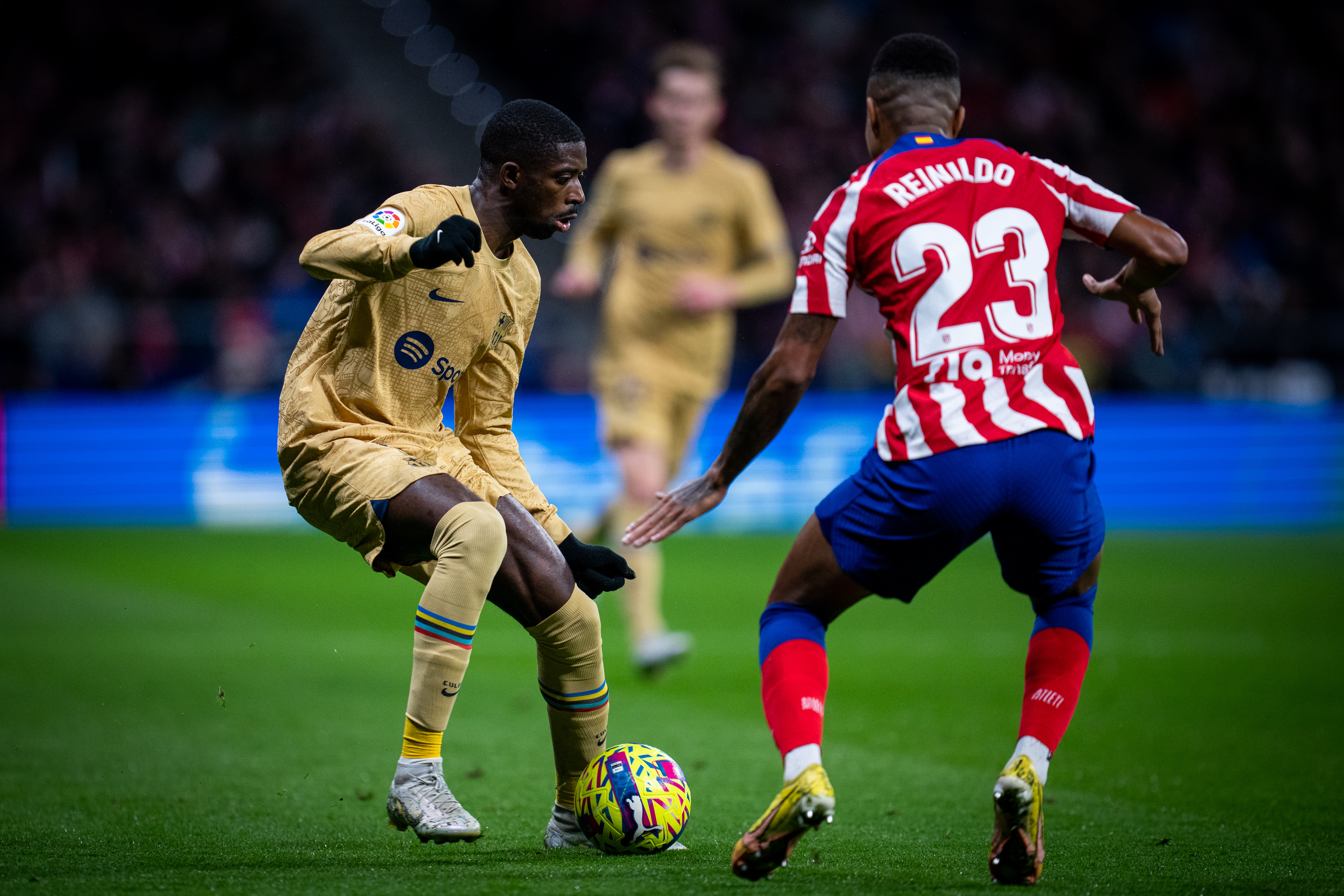 Dembélé frente a Reinildo. / @FCBarcelona