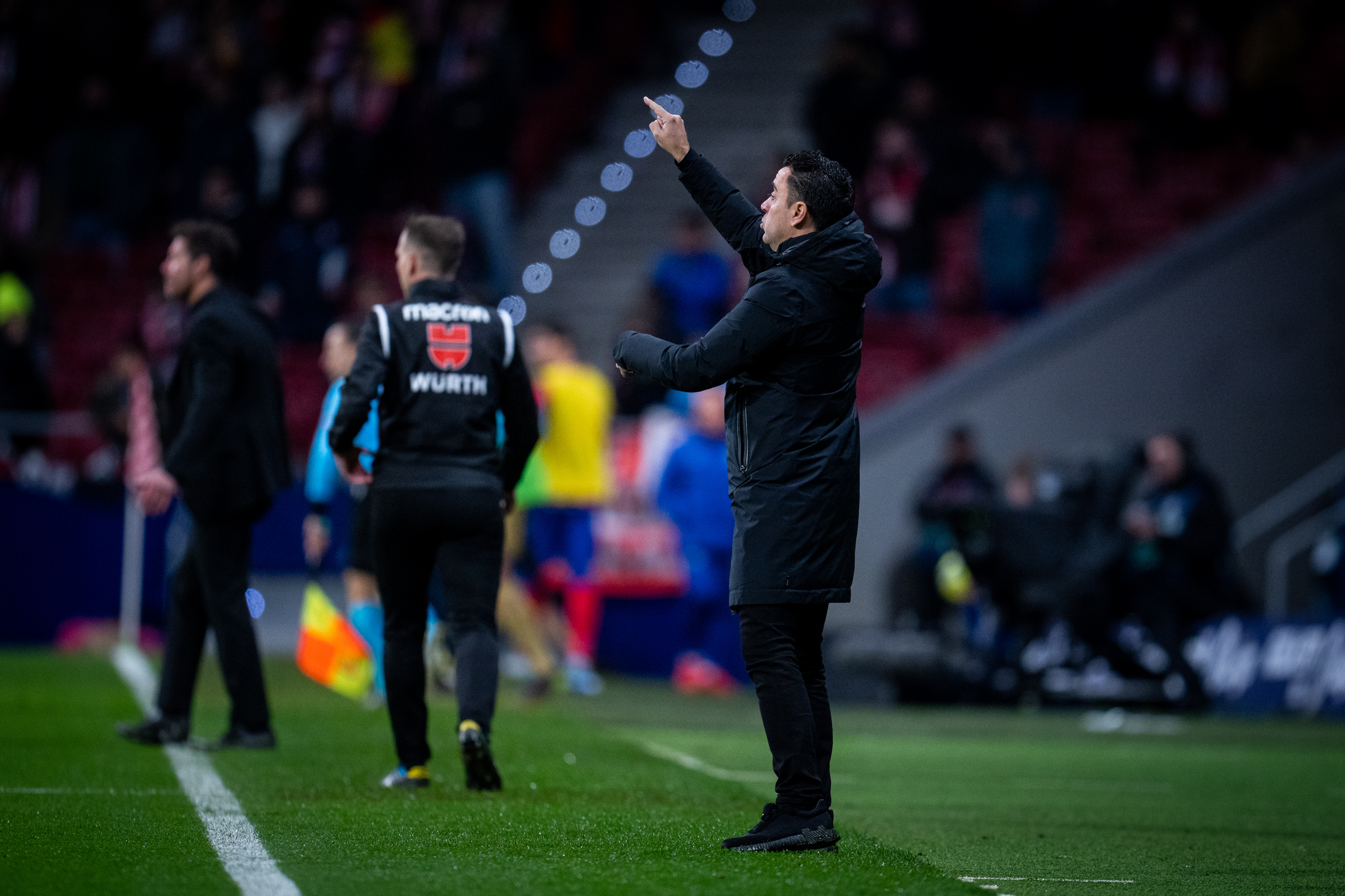 Xavi dando directrices desde el área técnica./ @FCBarcelona