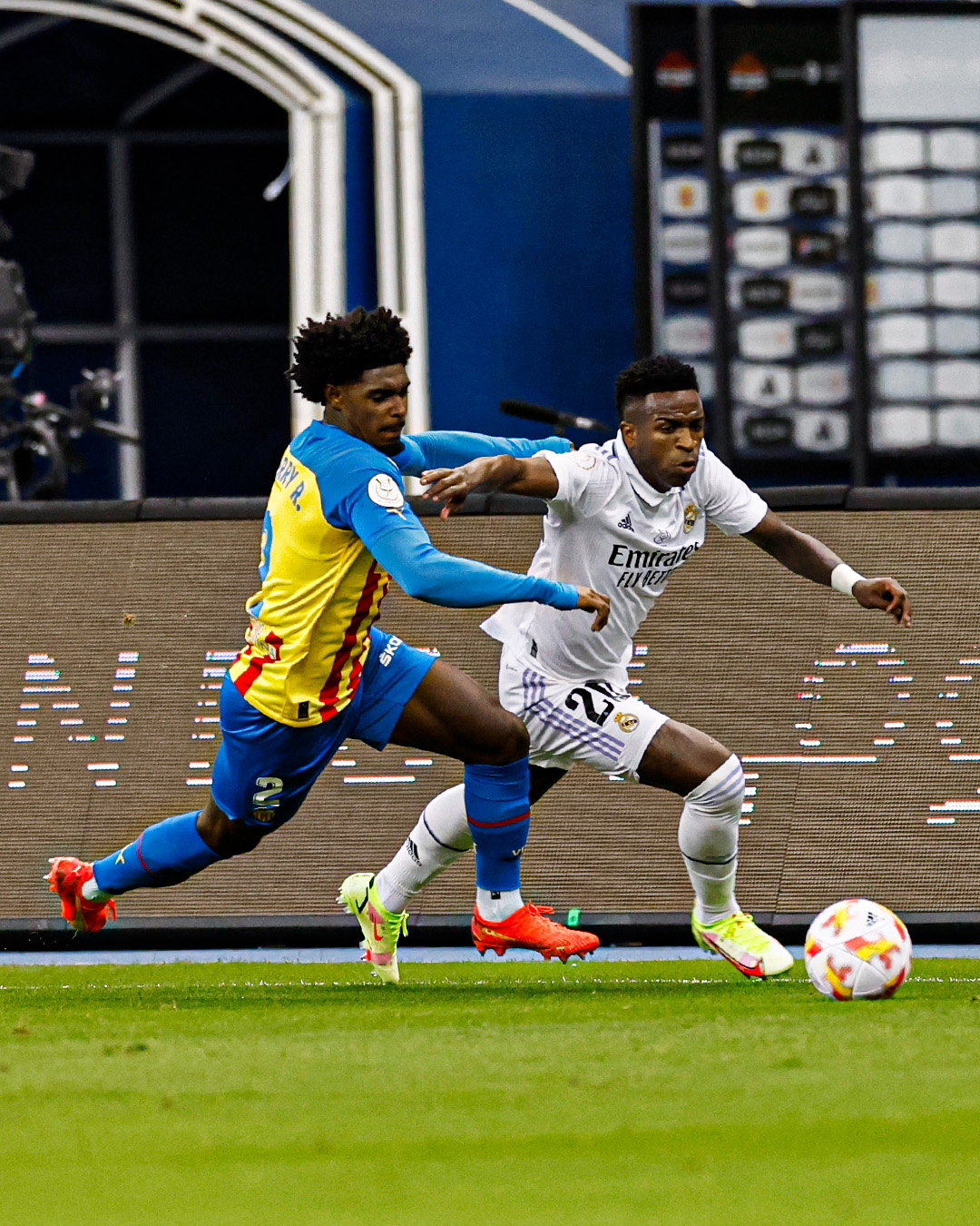 Vinicius llevándose por velocidad a Correia. / @realmadrid