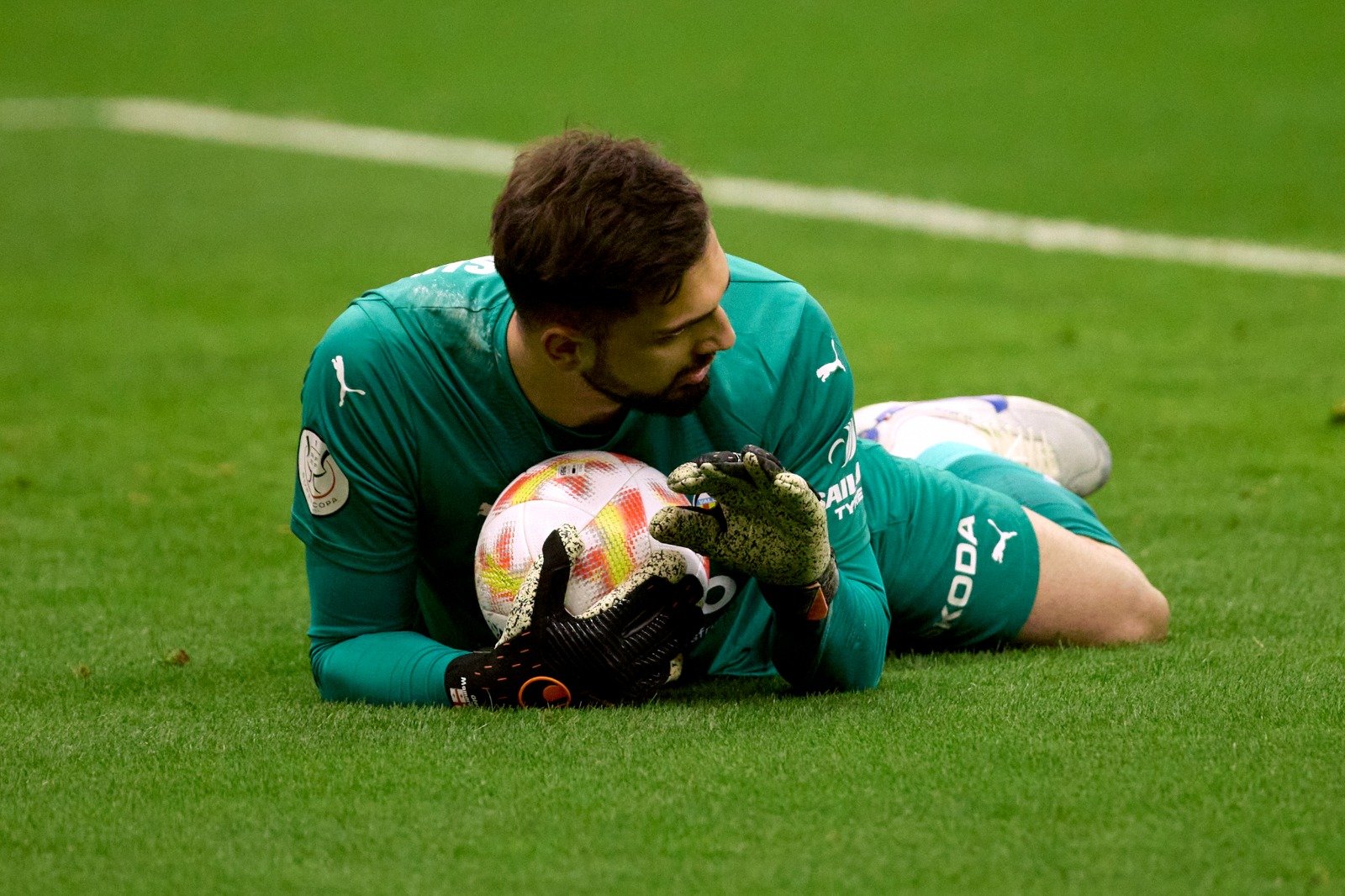 Mamardashvili atajando un disparo. / @rfef