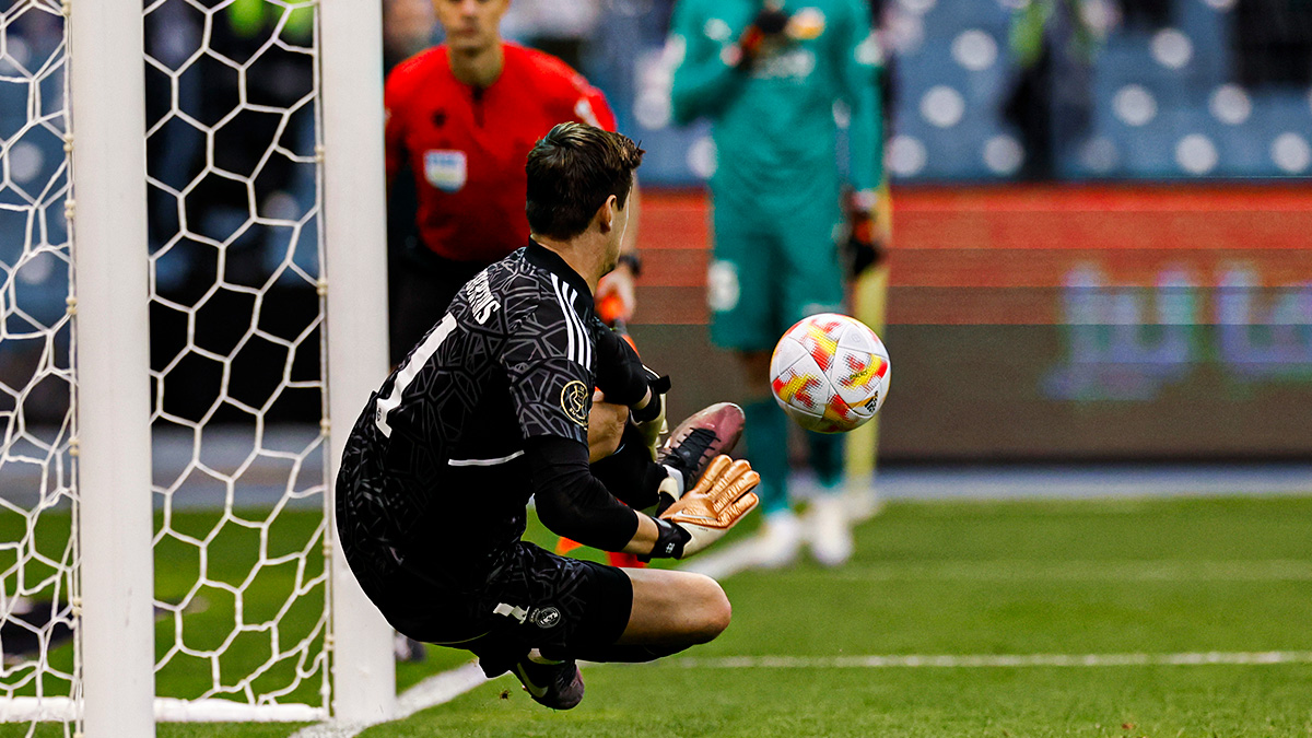 Courtois deteniendo el penalti a Gayá. / @realmadrid