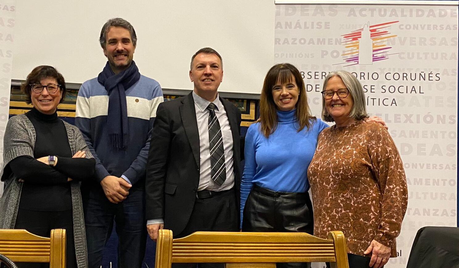 El magistrado Joaquim Bosch (centro) junto a Eva Martínez Acón y su equipo del Observatorio Coruñés de Análise Social e Política. / @mundiario