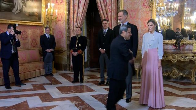 Embajador de Irán ignora a Letizia. / RR SS.