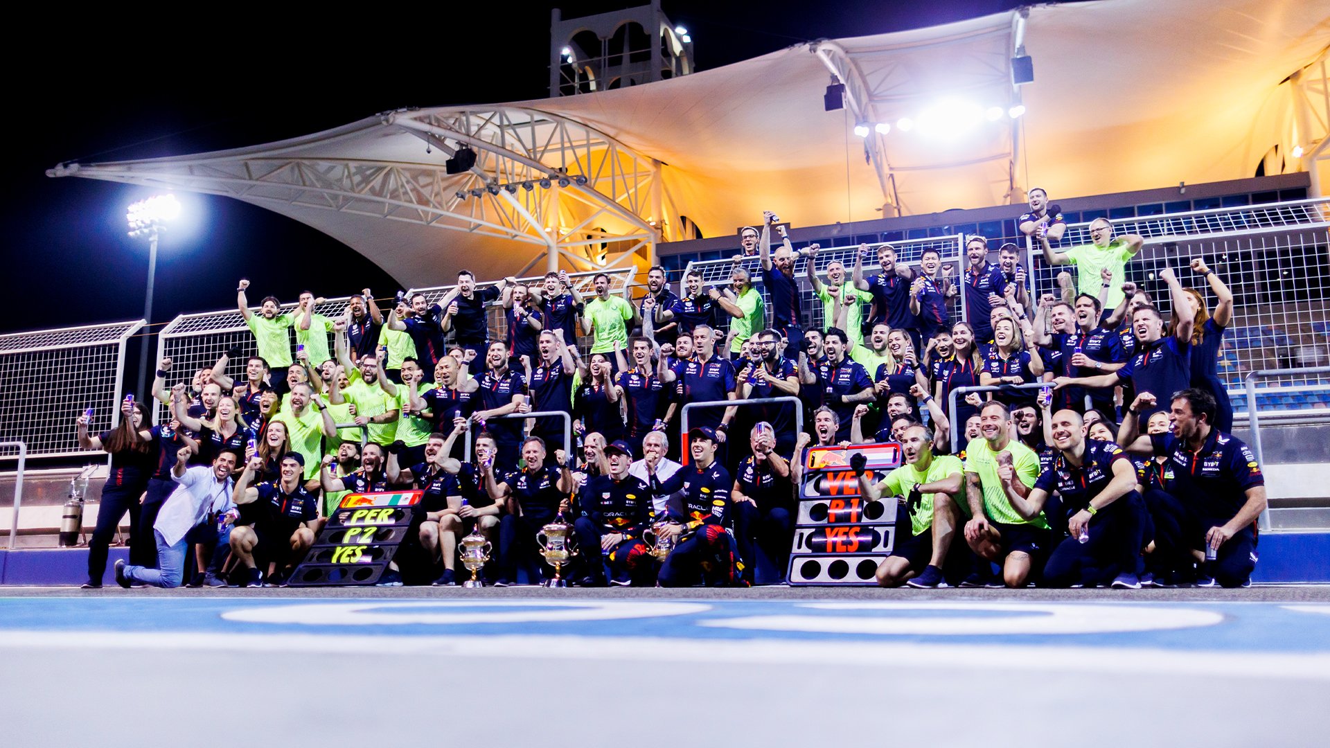 Equipo de Red Bull celebrando el doblete en el GP de Baréin. / @redbullracing