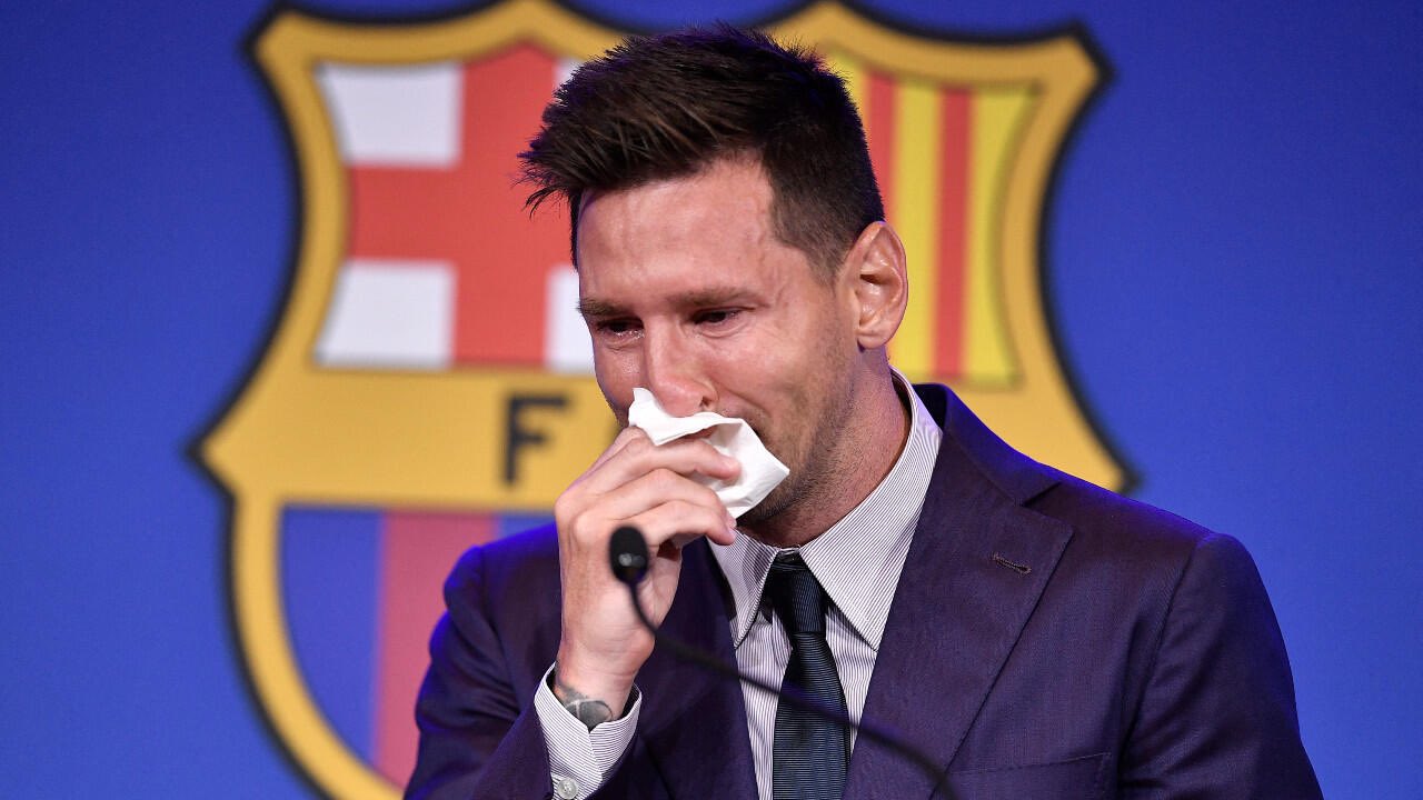 Messi llorando en su despedida del Barcelona. / @mundiario