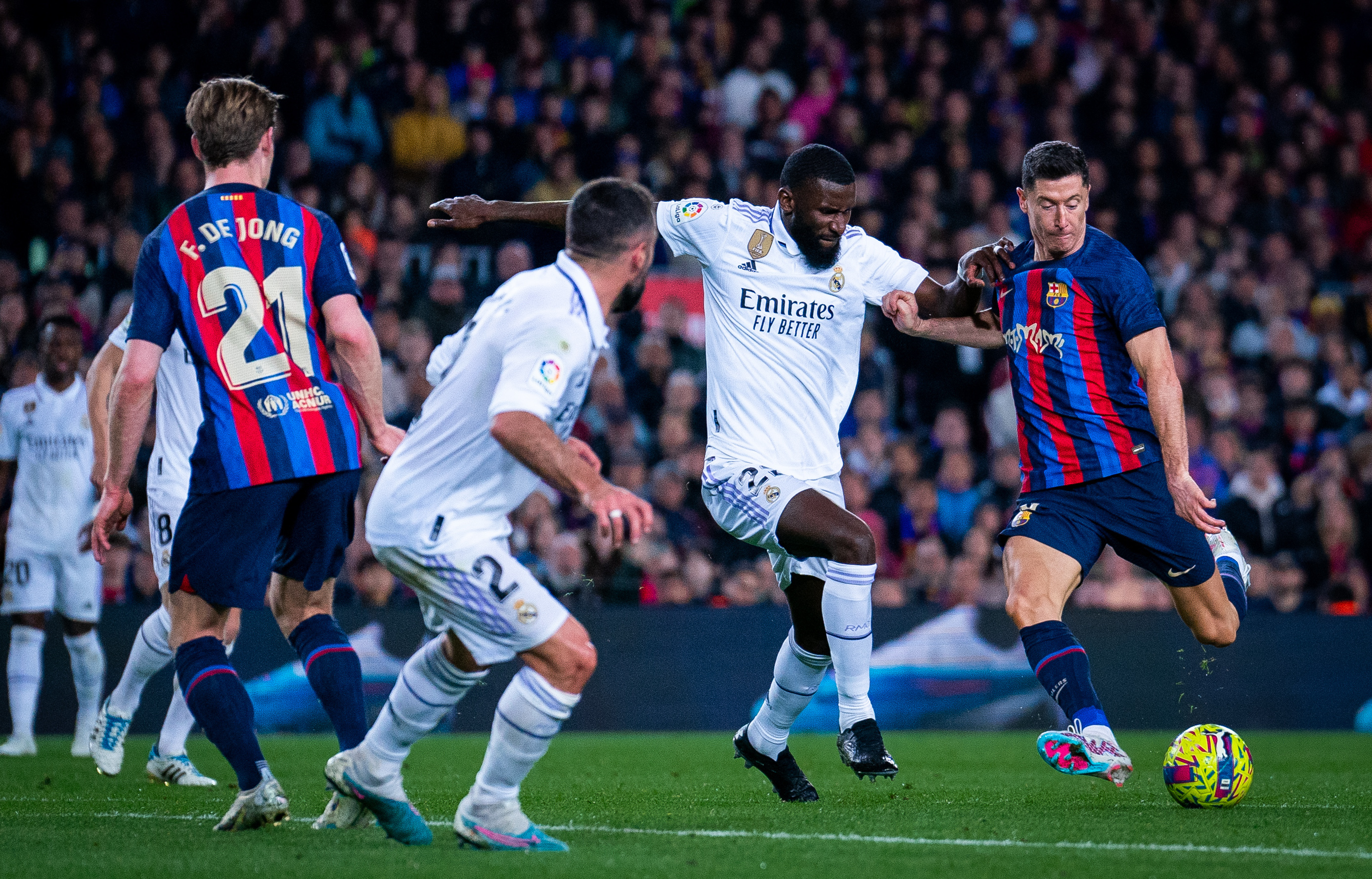 La defensa merengue a recibido seis goles en tres clásicos. @FCBarcelona