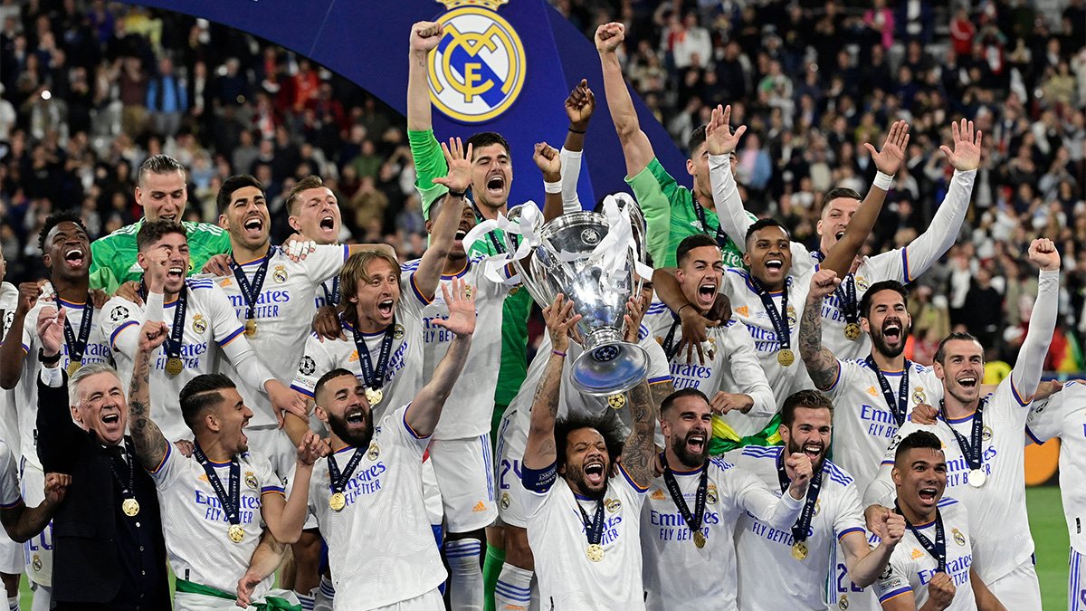 El Real Madrid levantando de 14º Champions. / @mundiario