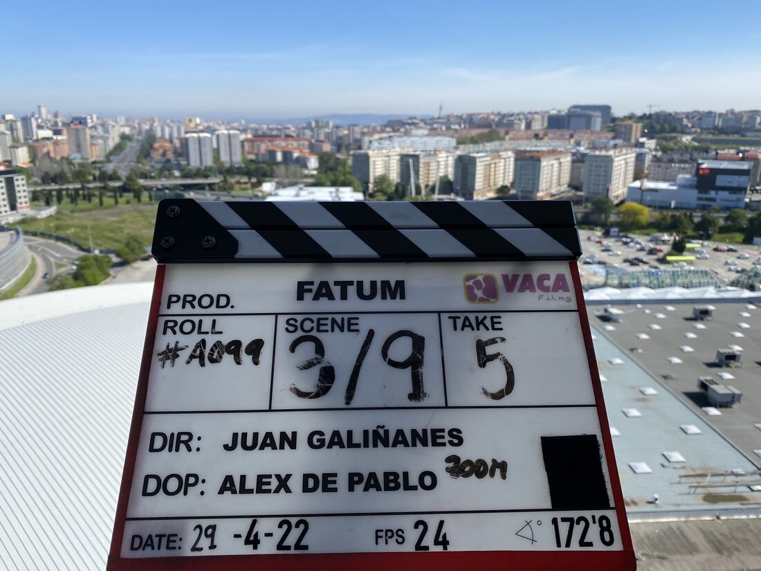 Rodaje de Fatum, con A Coruña al fondo. / Juan Galiñanes