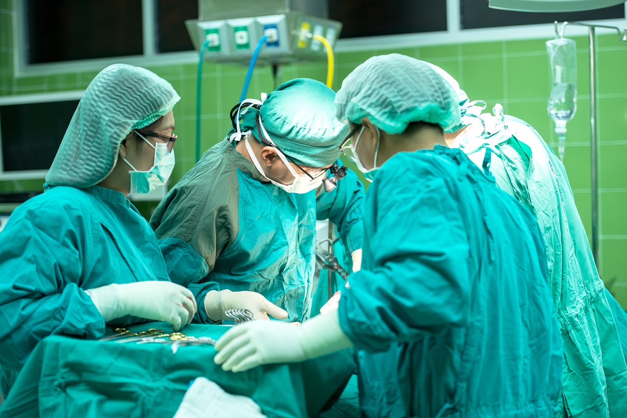 Cirugía en un hospital. / Sasint en PIxabay