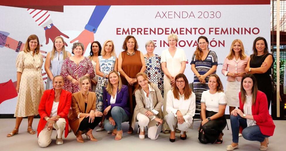 Teresa Táboas –abaixo, no centro–, nun foro na Deputación de Pontevedra. / Mundiario