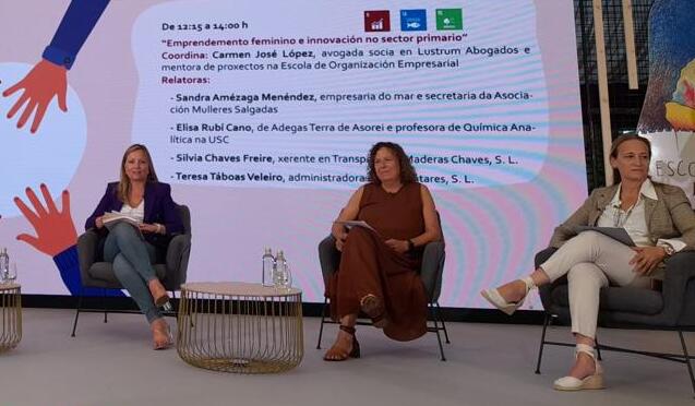 Teresa Táboas –á dereita–, nun foro na Deputación de Pontevedra. / Mundiario