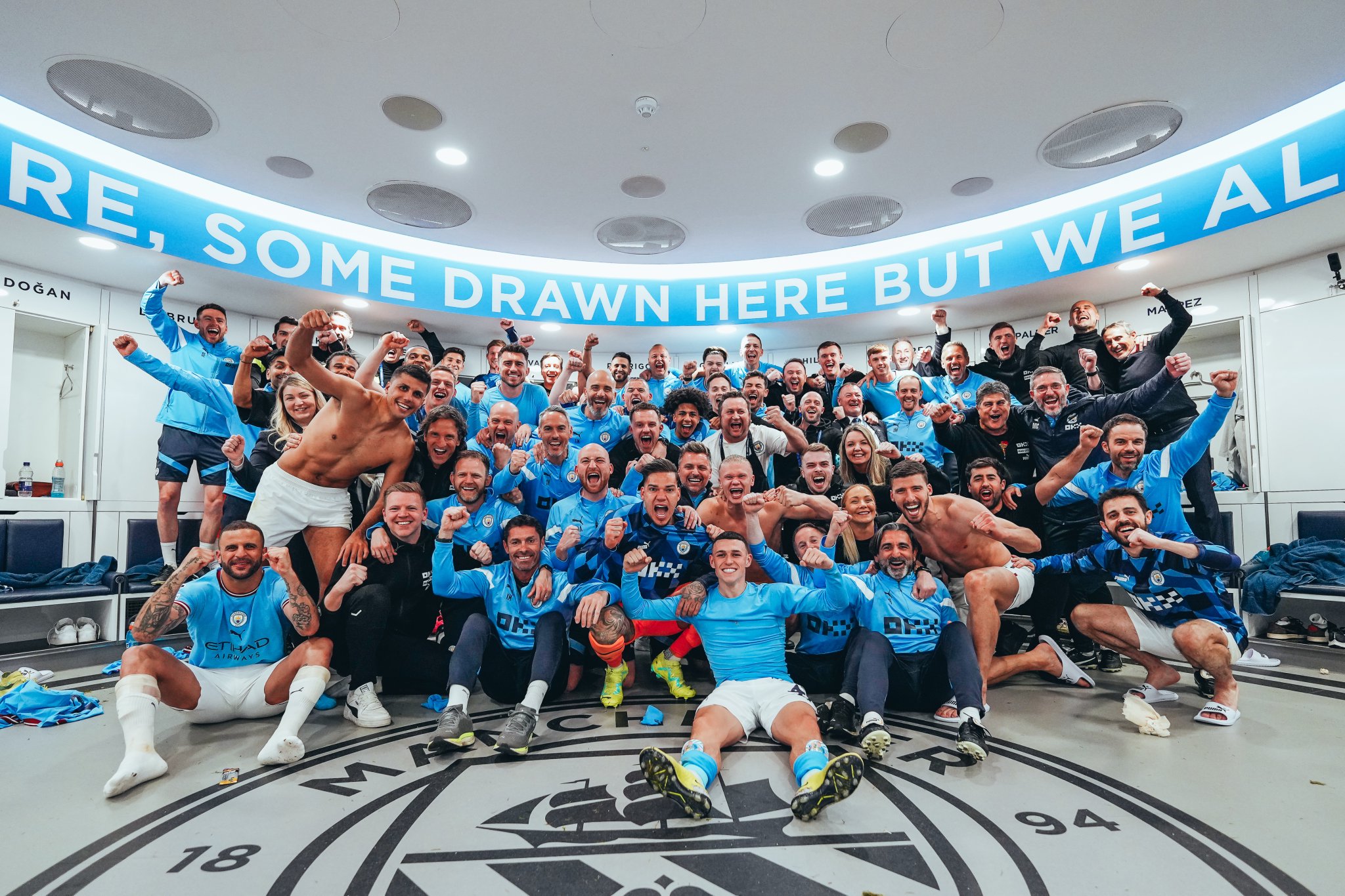 Plantilla del Manchester City celebrando el pase a la final. / @ManCityES