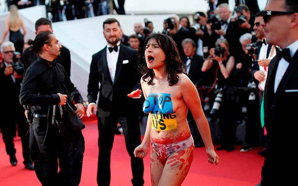 Activista protesta contra guerra Cannes 2022 / RRSS
