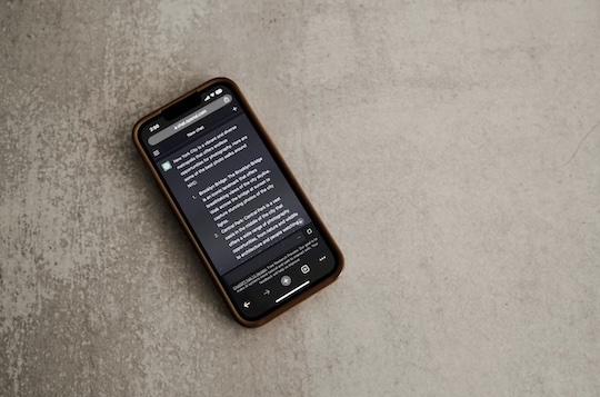 Movil con Chat GPT. / Pexels