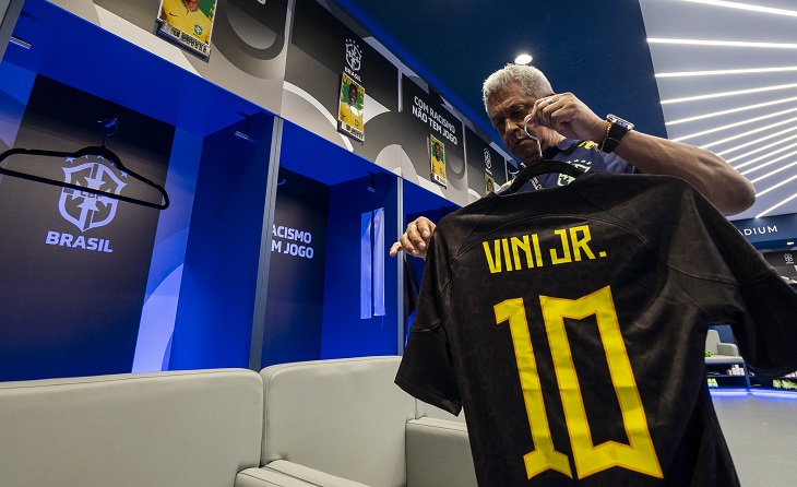 Camiseta negra de Brasil en como denuncia al racimos. @CBF_Futebol