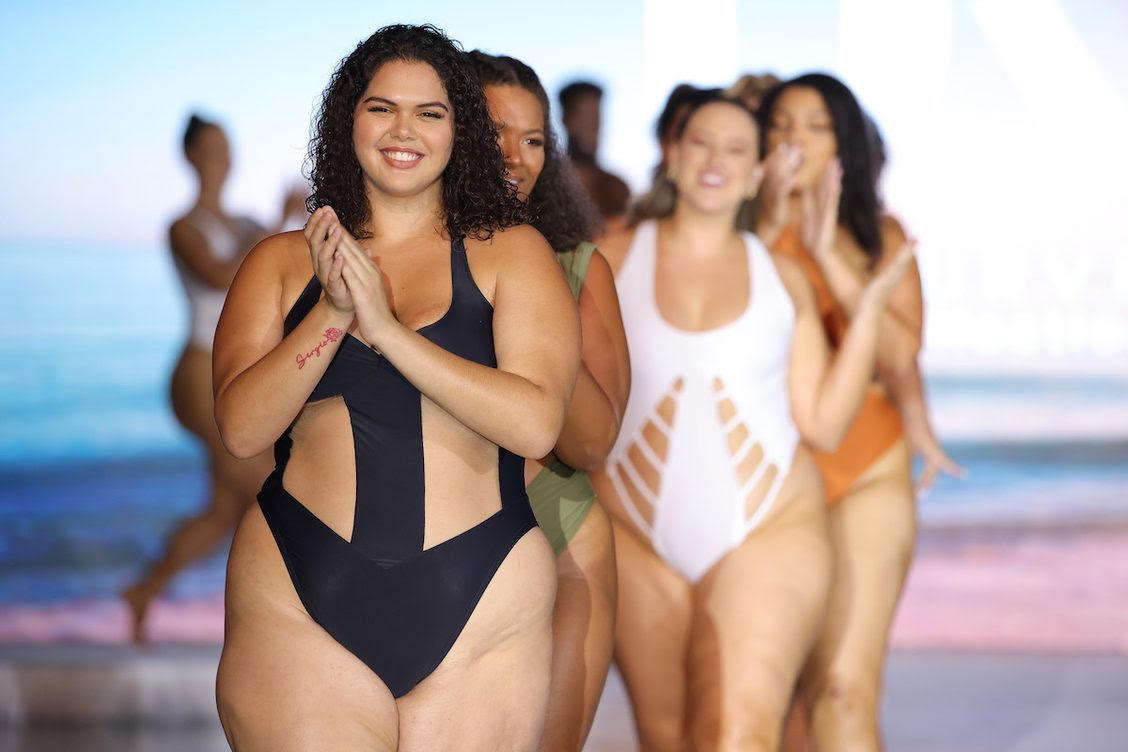 Miami Swim Week® The Shows se dotó de pasarelas con mujeres embarazadas, tallas grandes, madres y bebés y personas de todas las edades. / Mundiario