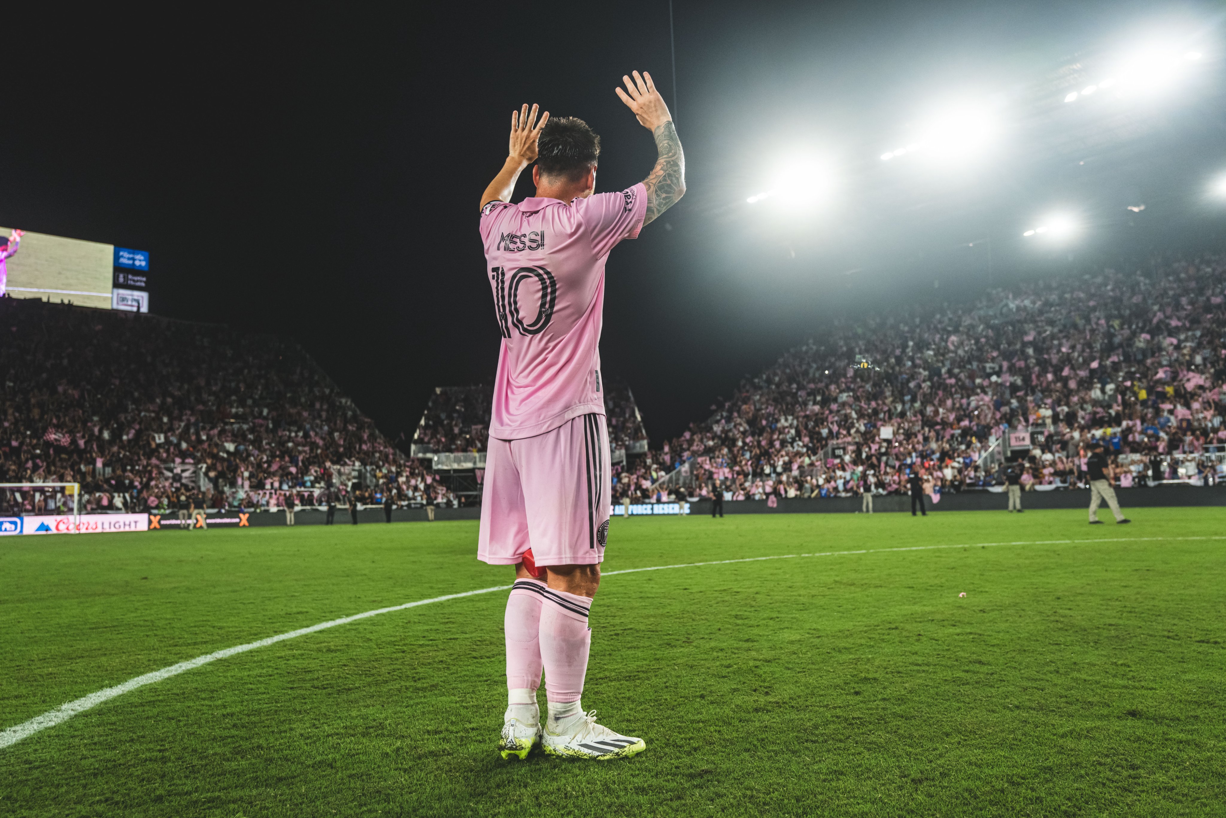 Leo Messi saludando a la grada después de la primera victoria en 12 partidos. / @InterMiamiCF