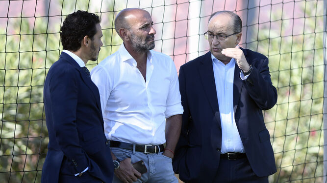Del Nido Carrasco, Monchi y Pepe Castro en un entrenamiento del Sevilla. / @Twitter