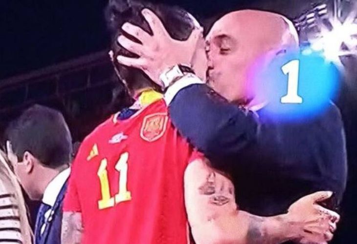 Luis Rubiales, presidente de la Real Federación Española de Fútbol, besando a la jugadora Jenni Hermoso. / RR SS.