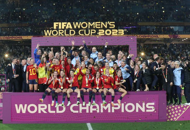 La Roja celebrando su victoria en el Mundial femenino. / @casareal.