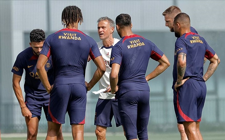 Luis Enrique dirige un entranamiento con el PSG. / @PSG_inside