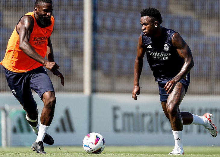 Rudiger marca a Vini Jr. en el entrenamiento. / @realmadrid