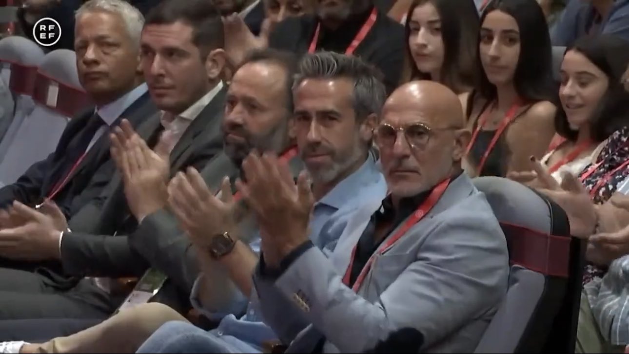 Jorge Vilda y Luis de la Fuente aplaudiendo el discurso de Luis Rubiales. / @RFEF