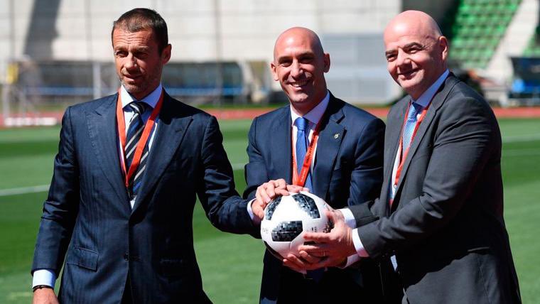 Ceferin, Rubiales e Infantino. / @Twitter