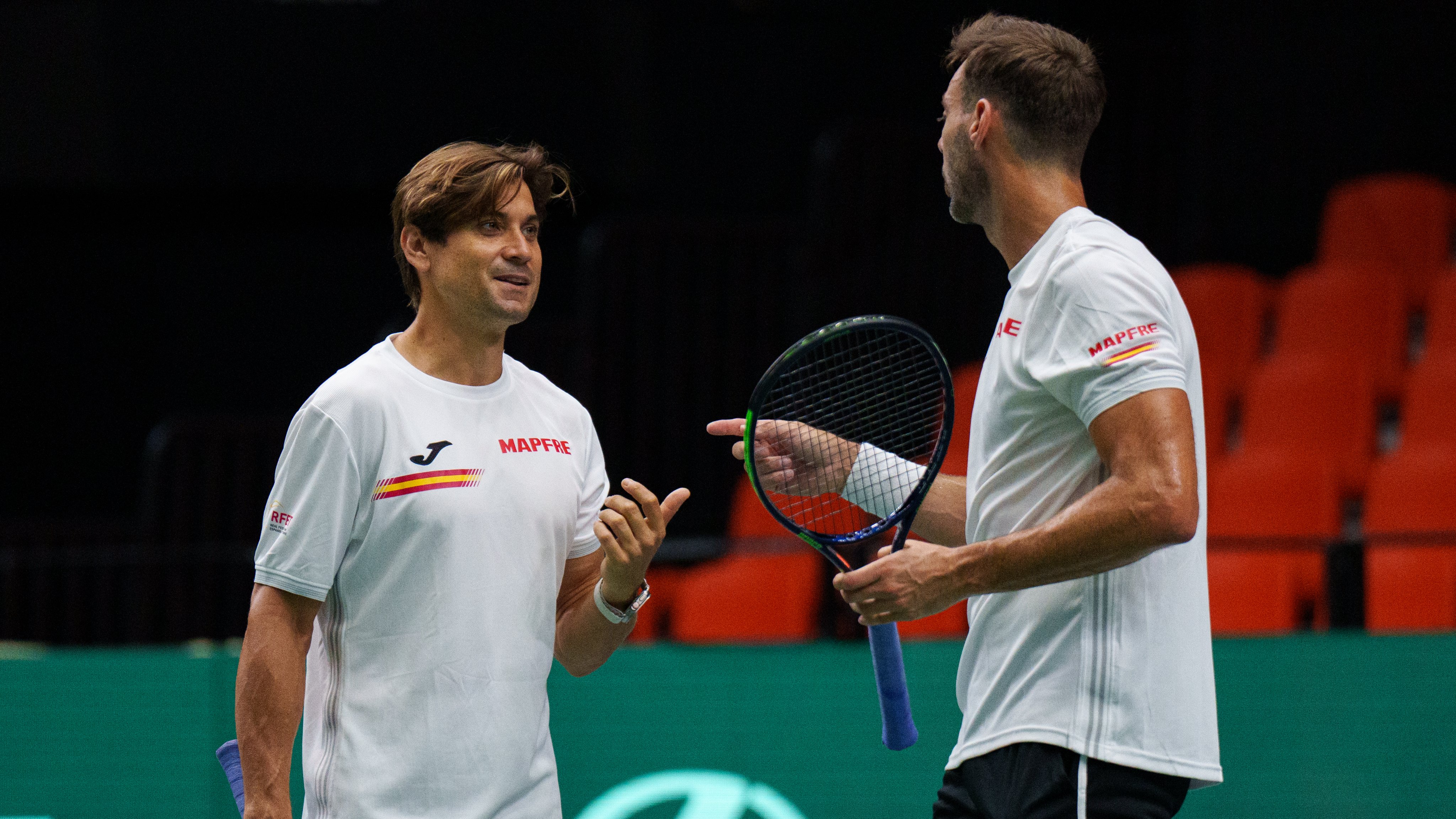 Jugadores de la selección española de tenis entrenando antes del debut contra República Checa. / @RFETenis