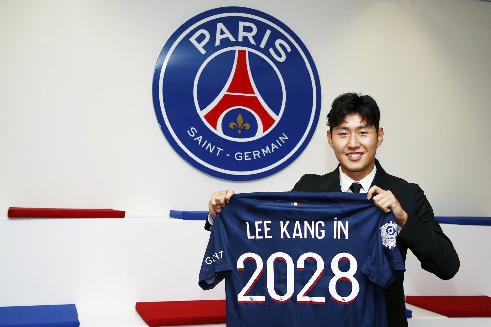 Kang-in Lee posando la camiseta del Paris Saint-Germain. / @Twitter