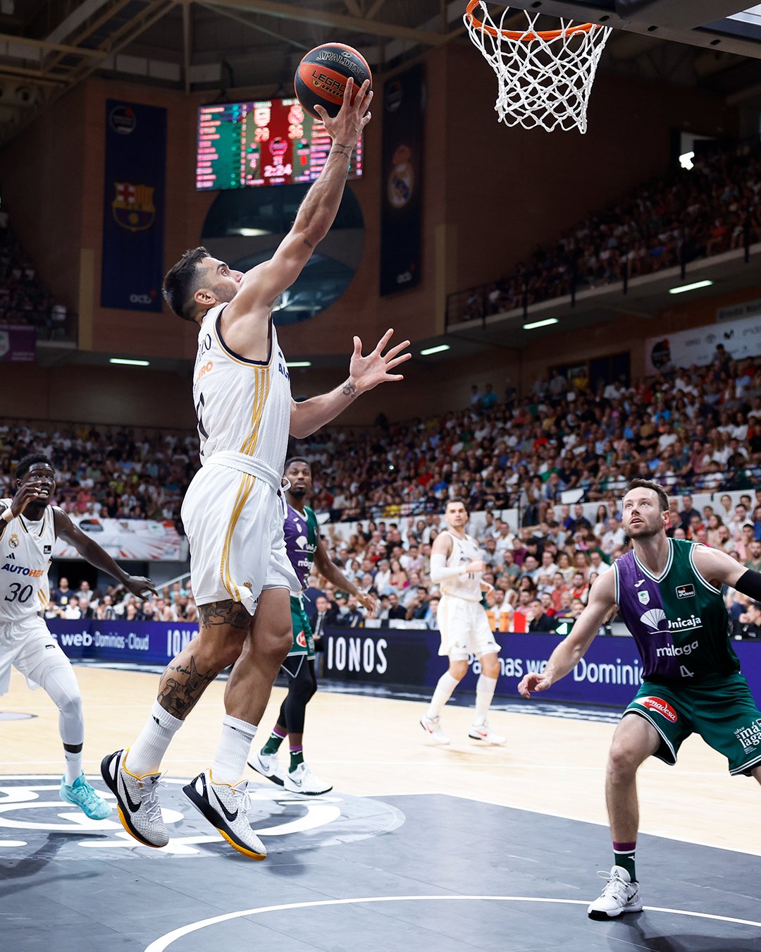 Facundo Campazzo entrando a canasta. / @Twitter