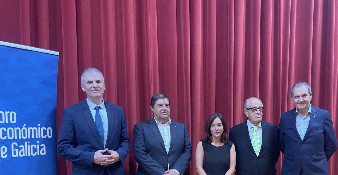 Santiago Lago, Julio Abalde, Inés Rey, Emilio Pérez Nieto y José Luis Gómez. / Foro Económico de Galicia