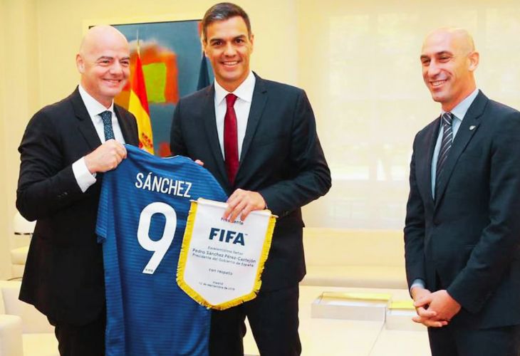Gianni Infantino, presidente de la FIFA; Pedro Sánchez, presidente del Gobierno de España,y Luis Rubiales, expresidente de la  Real Federación Española de Fútbol. / RR SS.