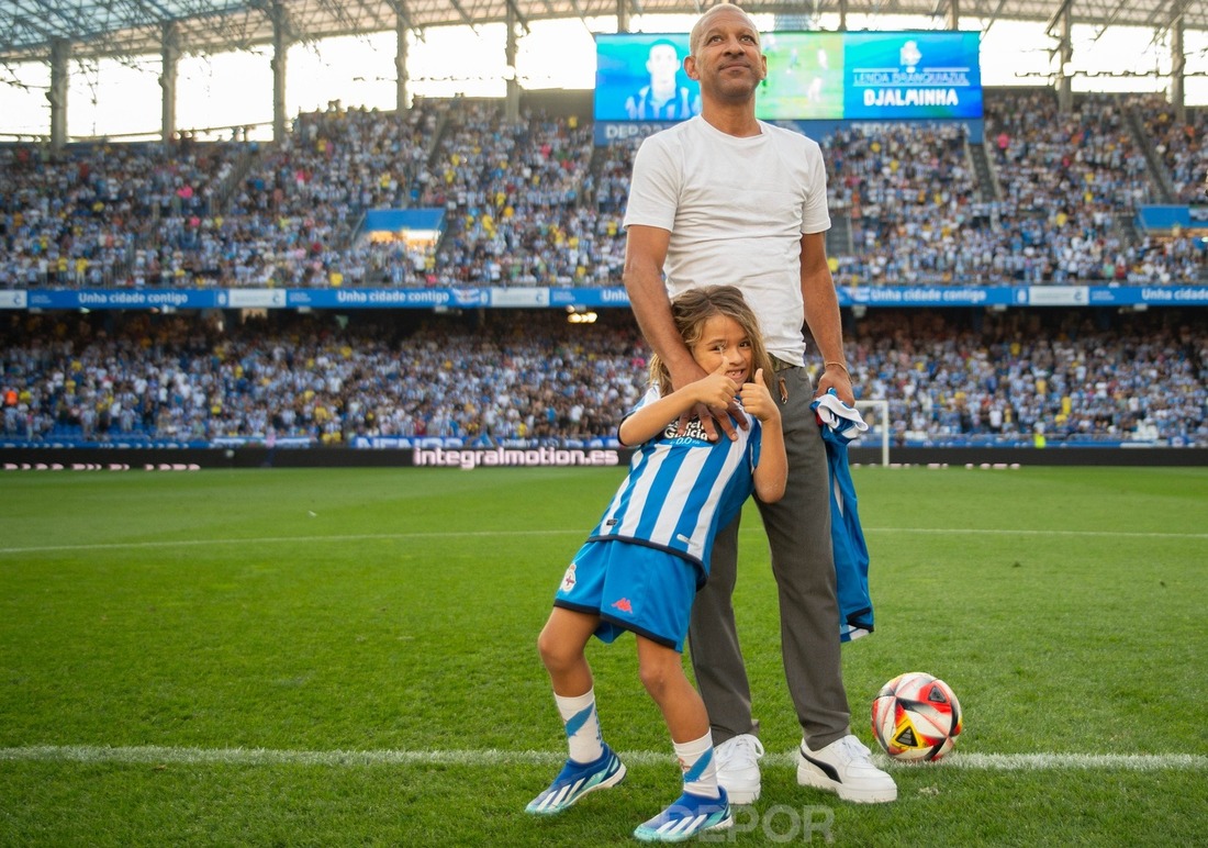 Djalminha en Riazor junto a su hijo Joao. / RCD