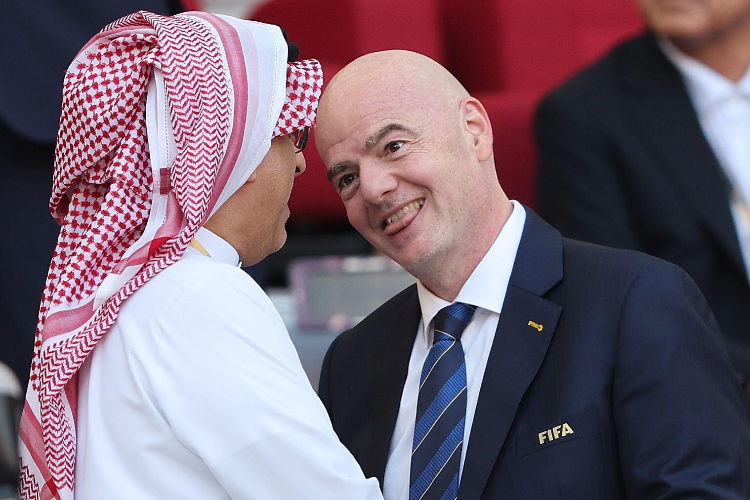 Infantino saludando aun jeque de Qatar. / @Twitter