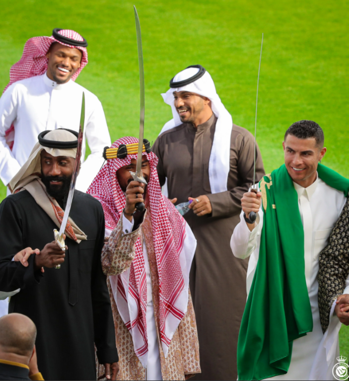 Cristiano Ronaldo con los Jeques árabes con sus espadas, en el día de la fundación de Arabia Saudí. / @Twitter