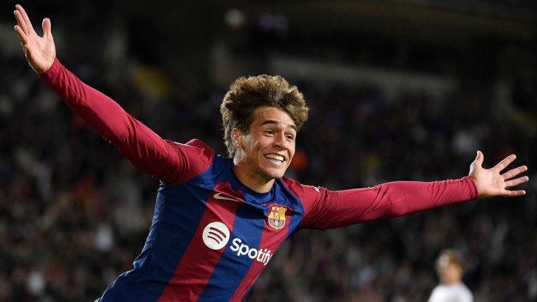 Marc Guiu celebrando su primer tanto con el Barcelona. / @Twiiter