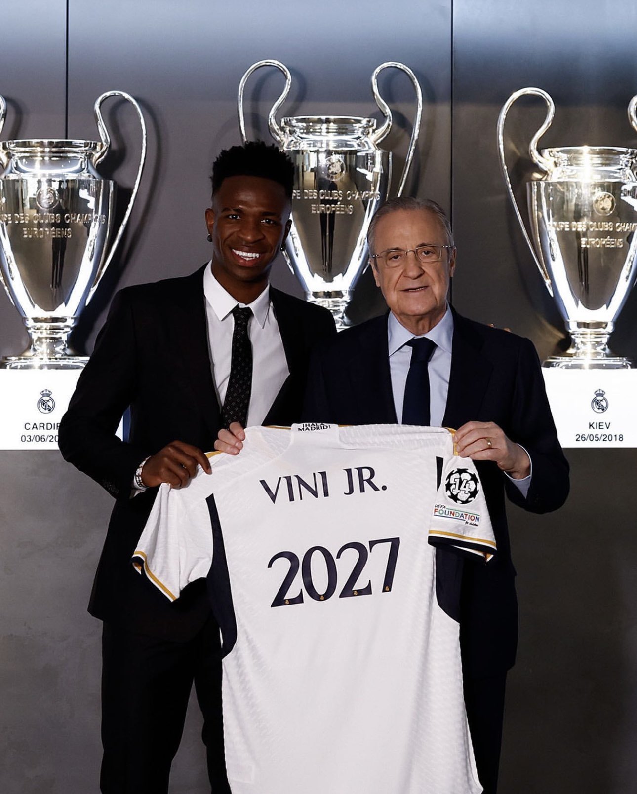 Vinicius y Florentino en la renovación del jugador brasileño. / @vinijr