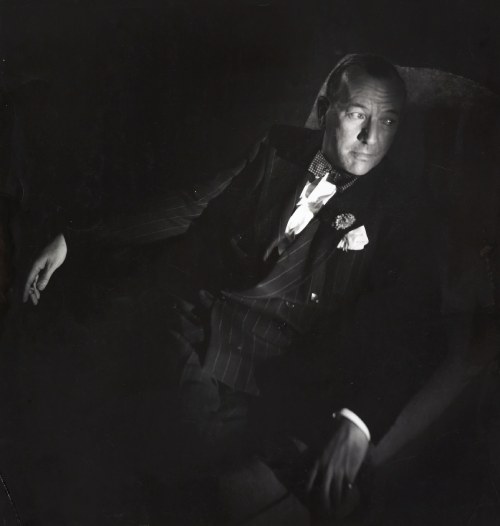 Noël Coward sentado en la oscuridad. / Filmin